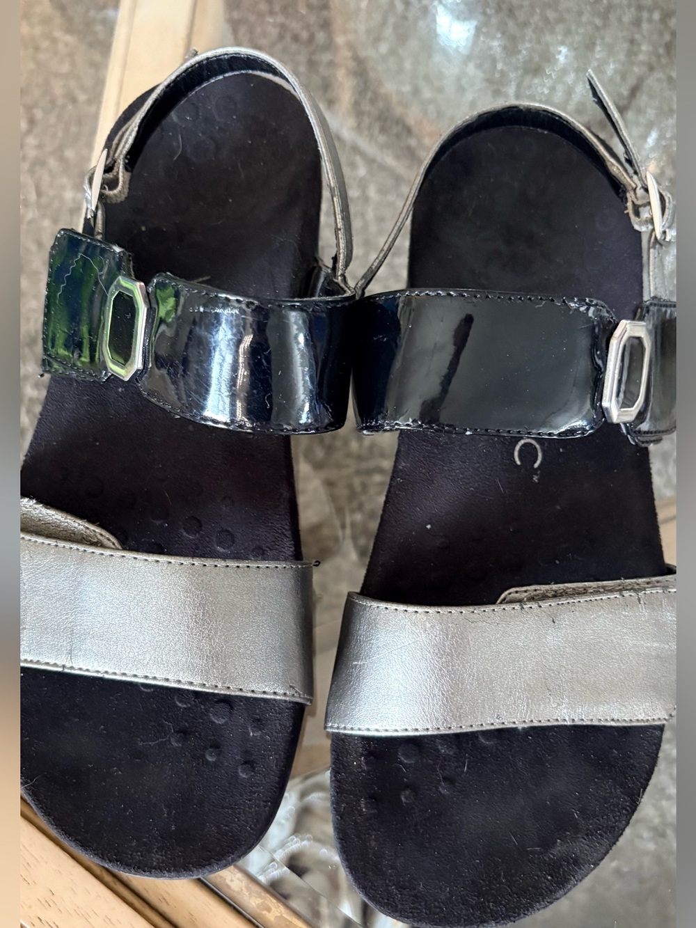 VIONIC Women’s Two-Tone Metallic Black & Silver Sandals 8 strappy Orthaheel
